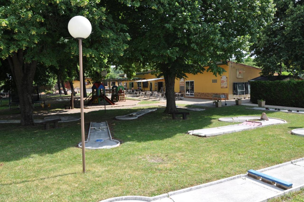 Mobil Homes Xxl2 4 Chambres - Camping Le Ranch Des Volcans Chatel-Guyon Exterior photo